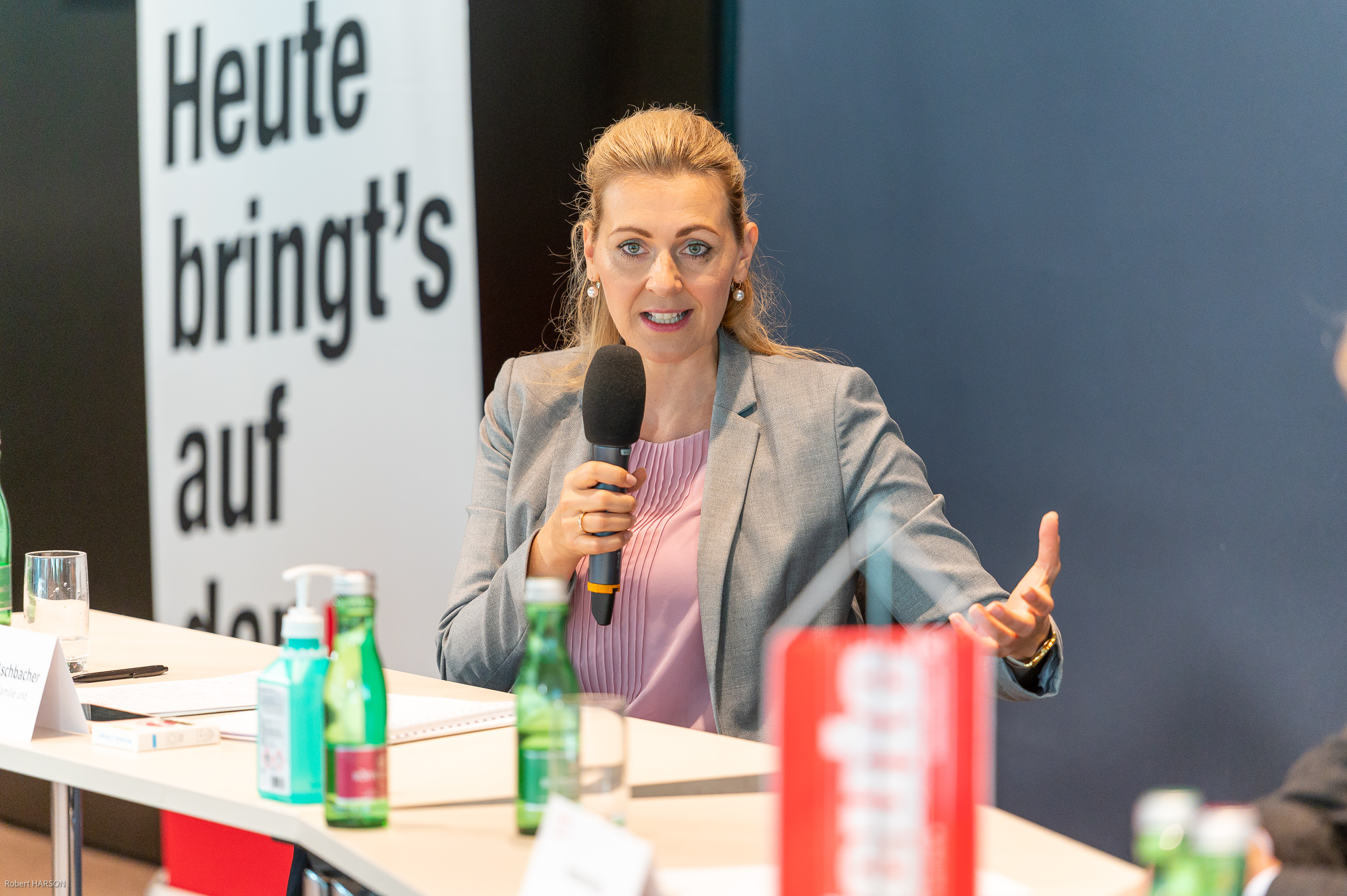 Christine Aschbacher im Gespräch mit <em>"Heute"-</em>Redakteur Gerhard Plott.