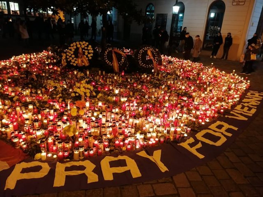 Neueste Enthüllungen rund um den Terroranschlag in Wien belegen, dass der Attentäter schon im März Pläne für einen Waffenkauf hatte. 