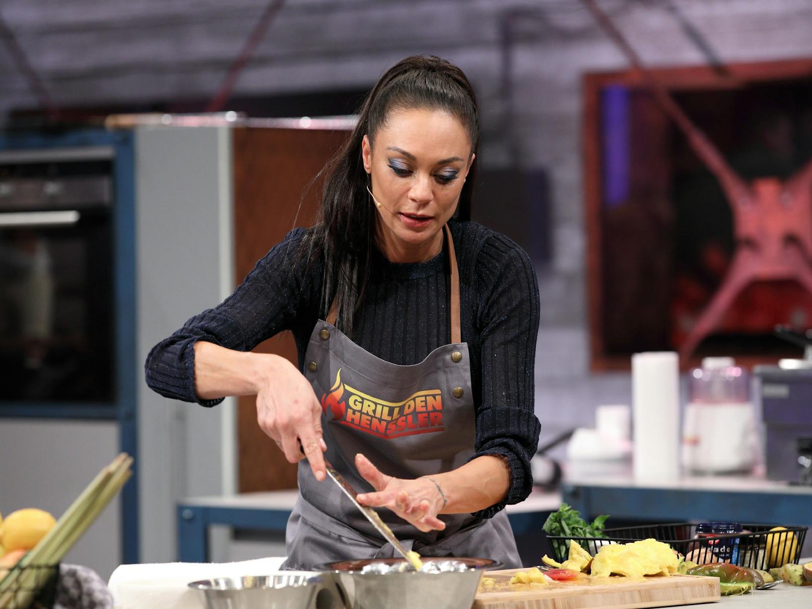 Das gab ihrer Beliebtheit keinen Abbruch: Sie zeigt ihre Kochkünste bei "Grill den Henssler" (2020) ...