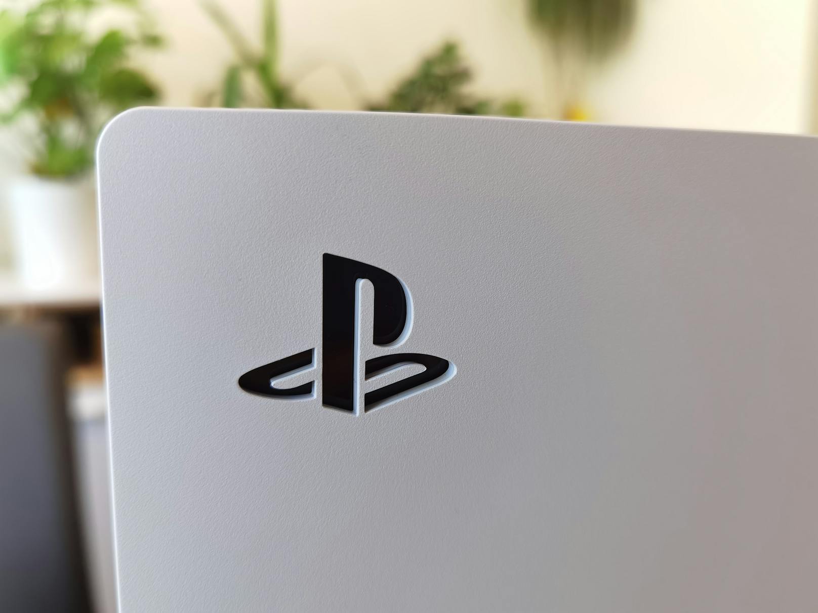 Die SSD der PlayStation 5 ist der erste Star der neuen Konsole. Sie kann 5,5 GB in einer Sekunde lesen, was für den Spieler bedeutet: Ladezeiten waren gestern!