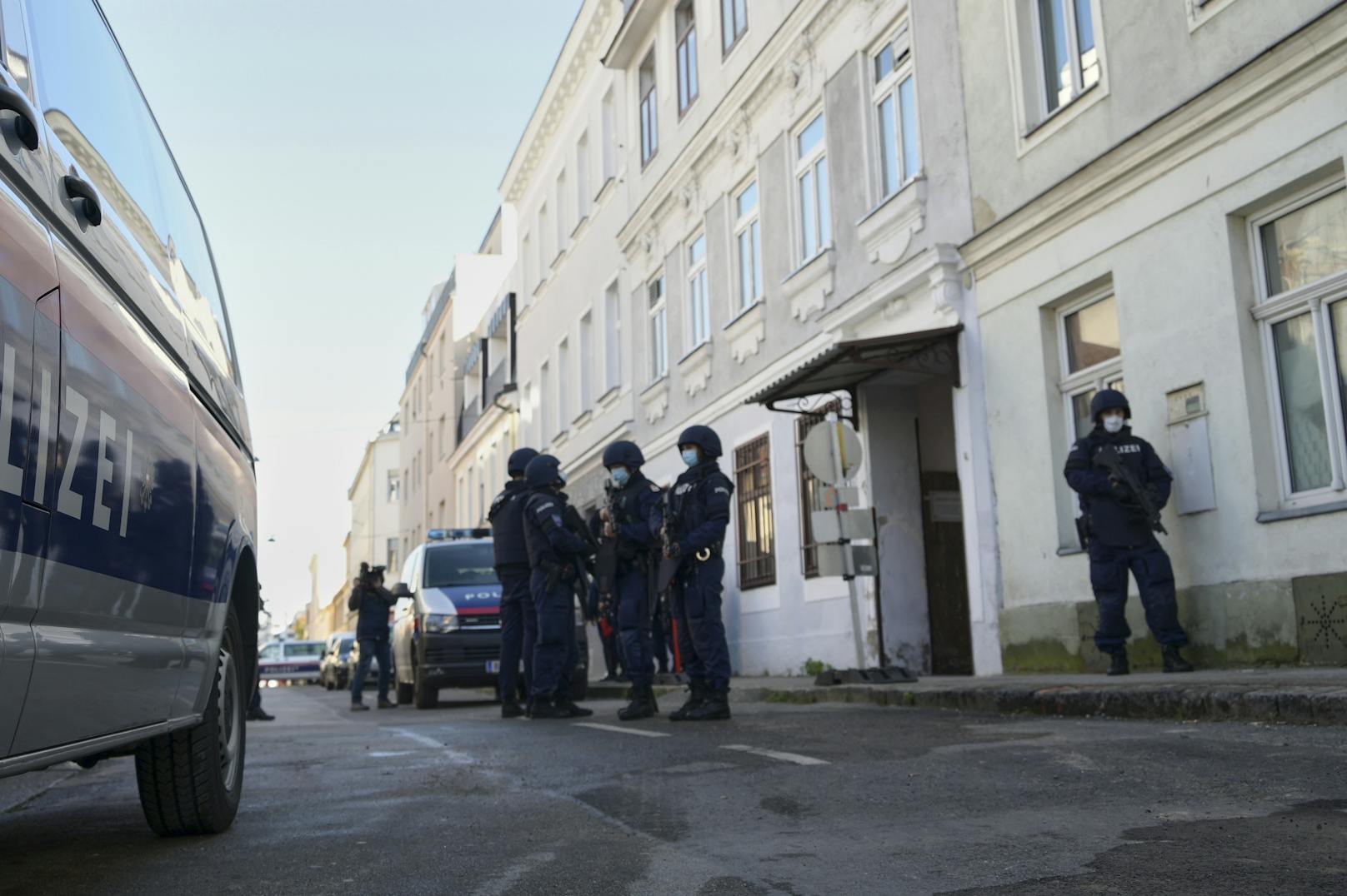 Wiener Polizei stürmt Moschee des Attentäters in Meidling