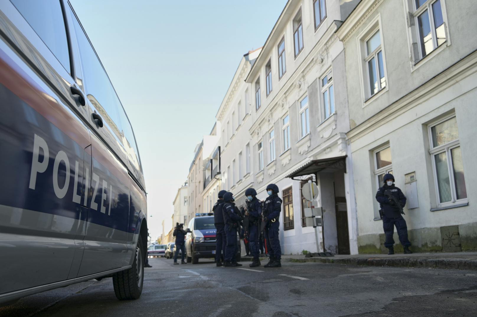 Wiener Polizei stürmt Moschee des Attentäters in Meidling