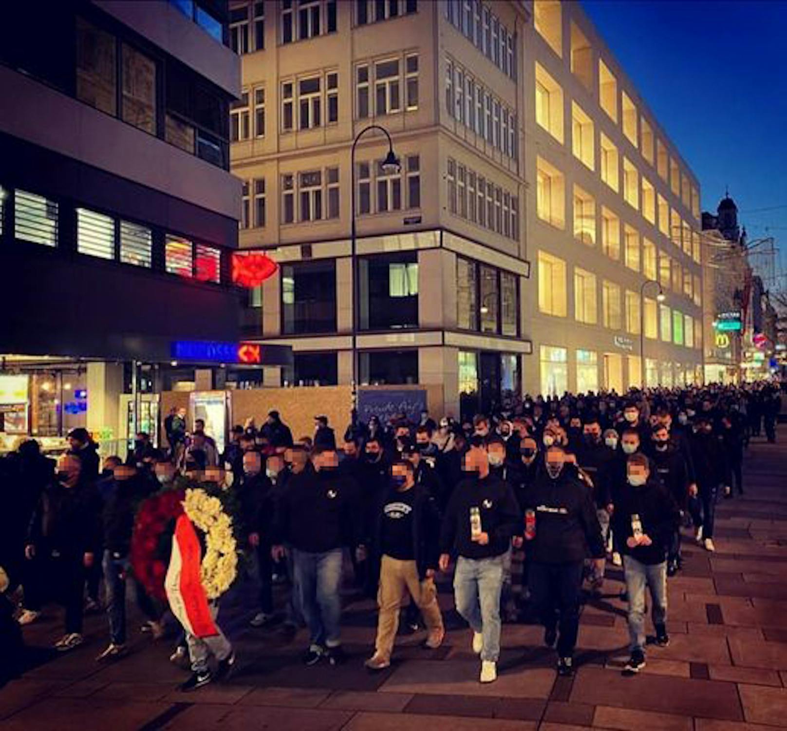 Fans der Wiener Austria beim Trauermarsch in der Innenstadt. 