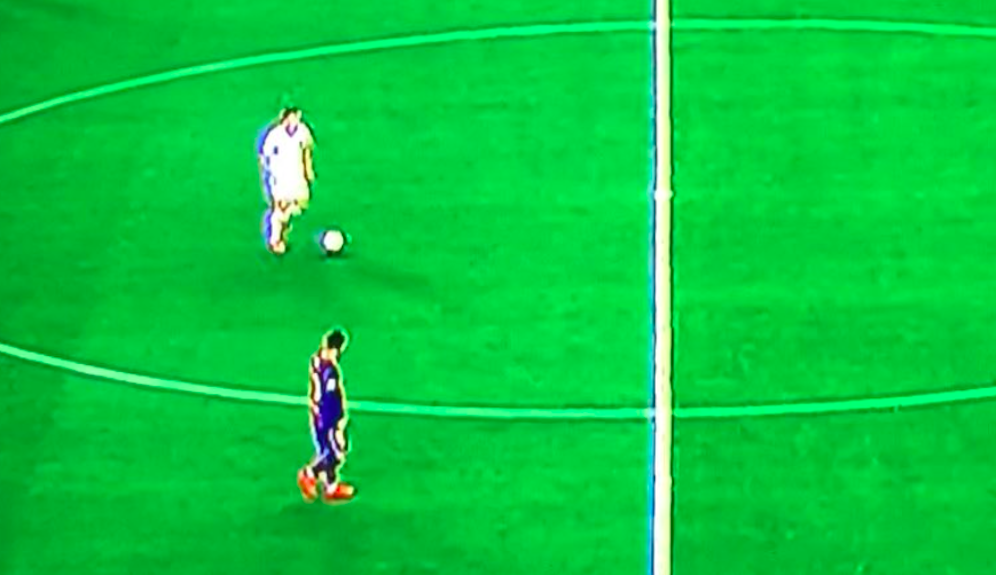 Messi schlendert neben dem Gegenspieler her.