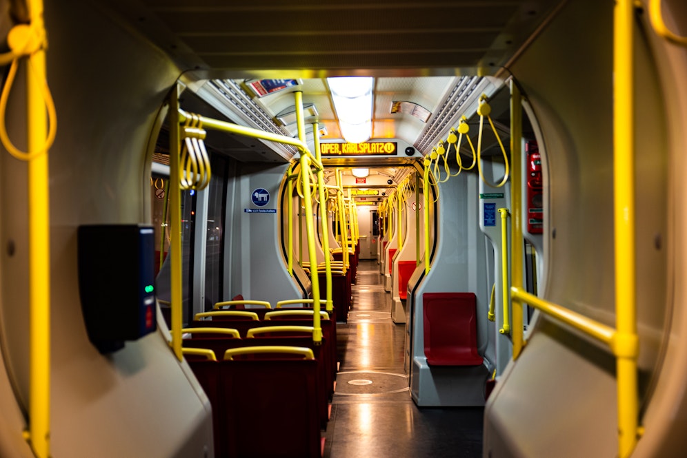 Die Straßenbahn ist ab 20 Uhr meist komplett leer.