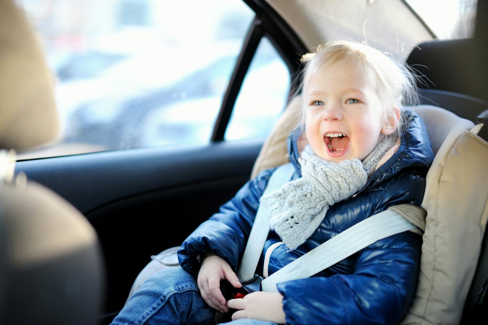 Die falsche Anwendung von Kindersitzen im Auto kann schwere – im schlimmsten Fall gar tödliche Folgen – für die Kleinen haben.