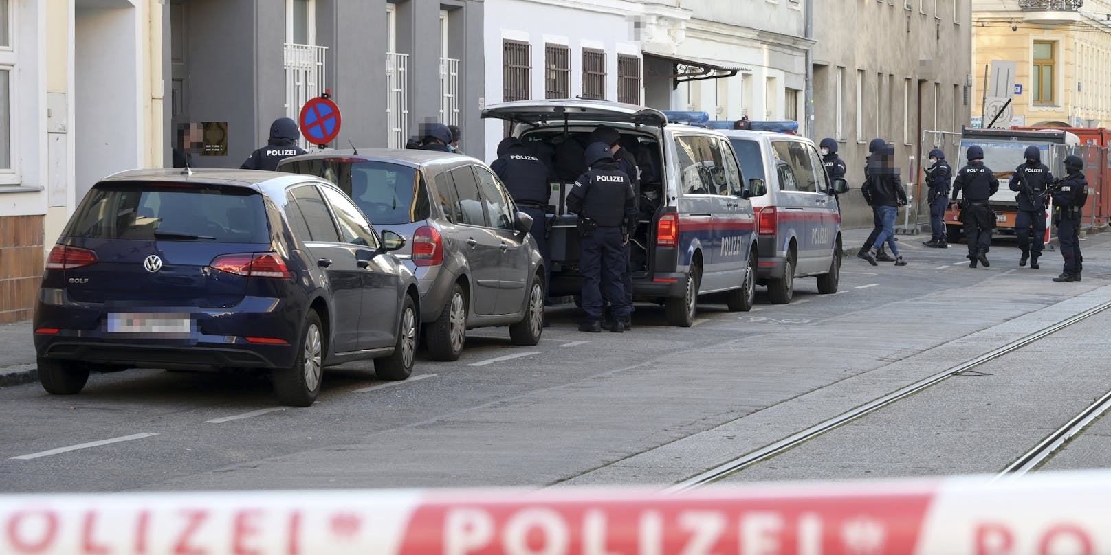 Wiener Polizei stürmt Moschee des Attentäters in Meidling
