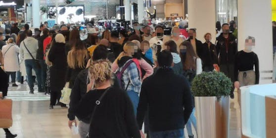 Meterlange "Corona-Schlange" in der SCS