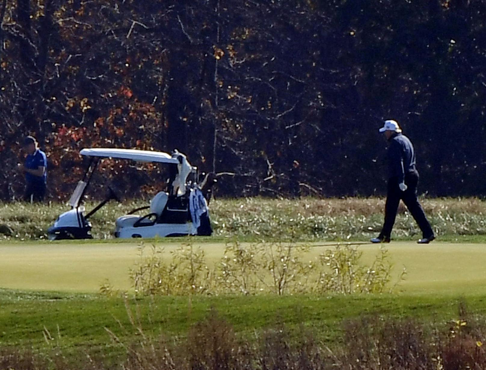 Während Joe Bidens Anhänger den Sieg feierten, <a href="https://www.heute.at/s/usa-waehlen-joe-biden-zum-naechsten-praesidenten-100111317">zog sich Donald Trump auf seinen Golfplatz in Virginia zurück</a> (7. November 2020).