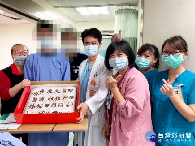 Das Pflegerteam überreichte dem Jugendlichen eine Torte