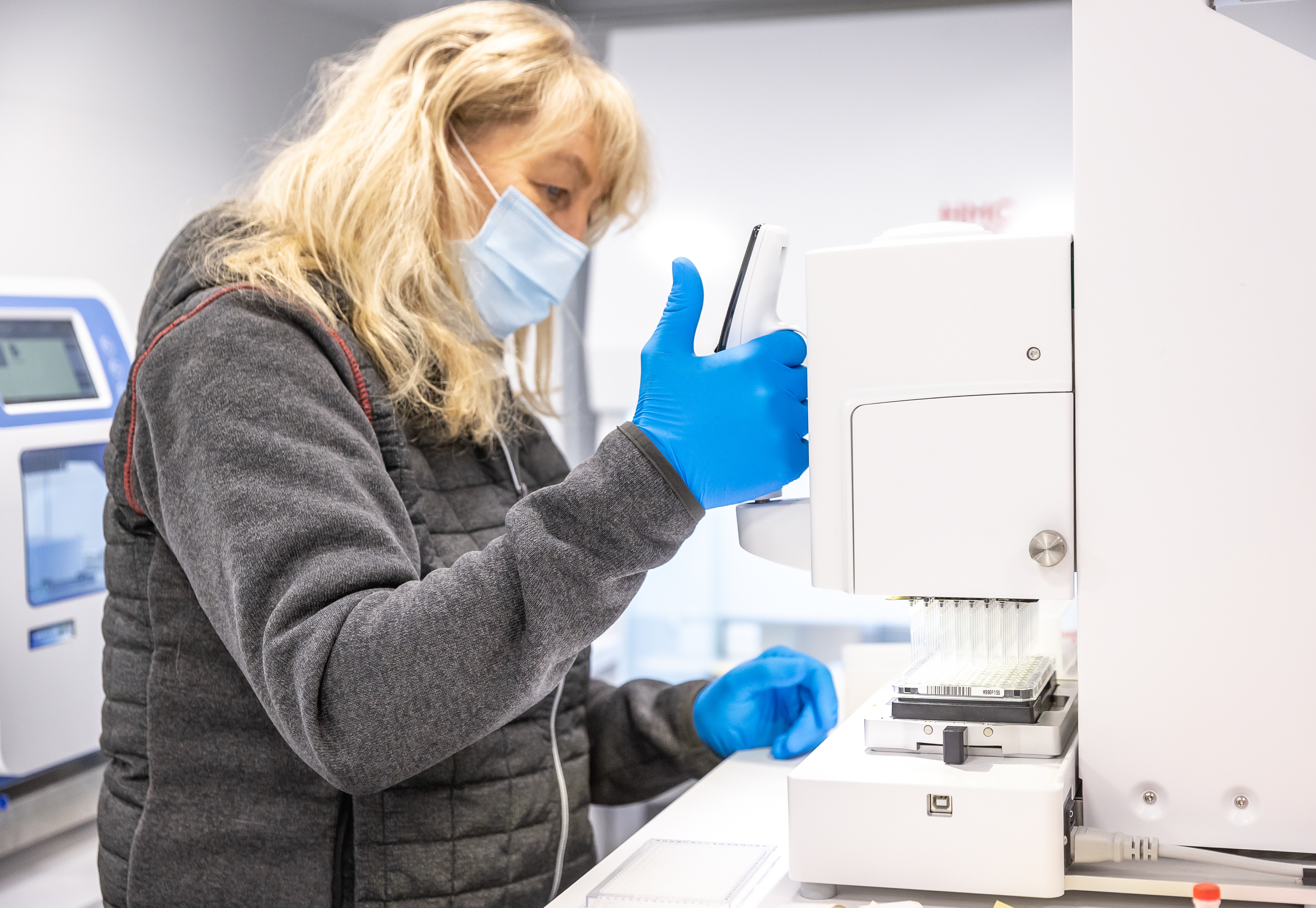 Mitarbeiter an einem PCR-Test im Labor. (Symbolbild)