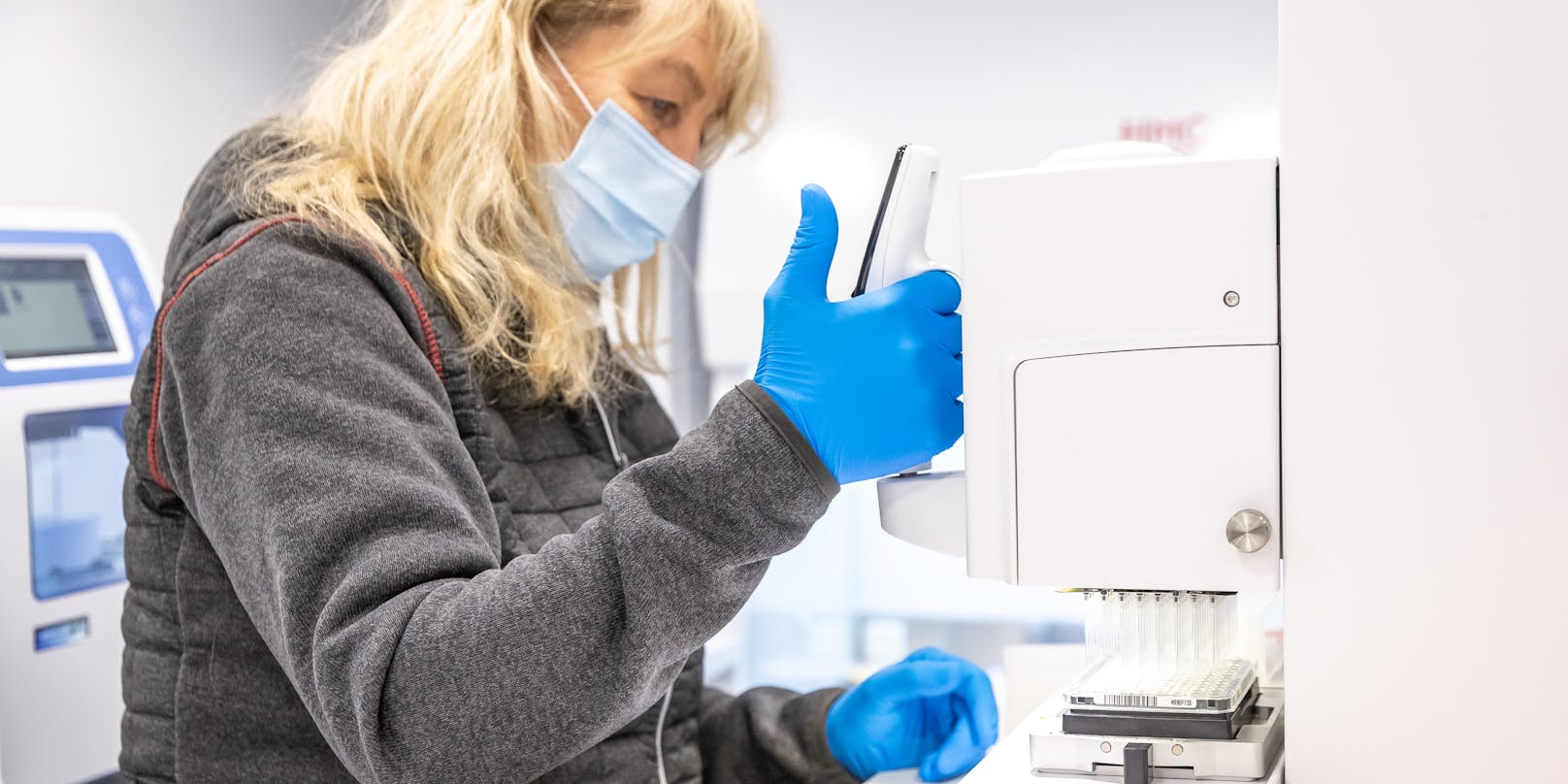 Mitarbeiter an einem PCR-Test im Labor. (Symbolbild)