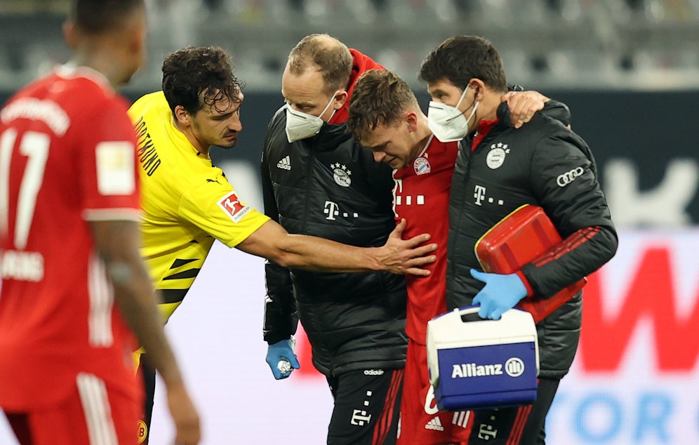 Mats Hummels tröstet Gegenspieler Joshua Kimmich.