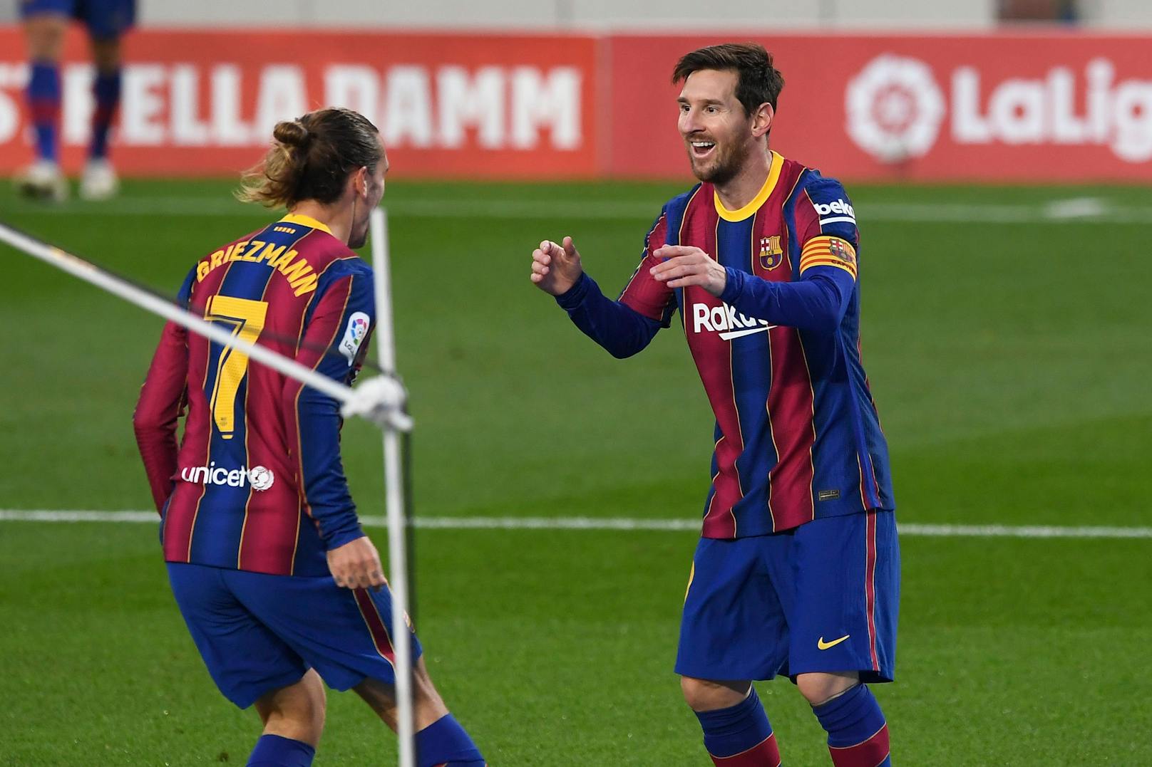Antoine Griezmann jubelt mit Lionel Messi.