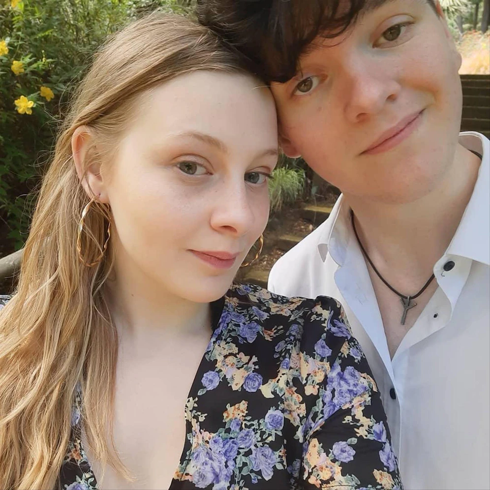Eigentlich hatten die beiden schon im Juli heiraten wollen, noch dazu an einem anderen Ort. Doch das sei aufgrund der Corona-Pandemie nicht möglich gewesen.