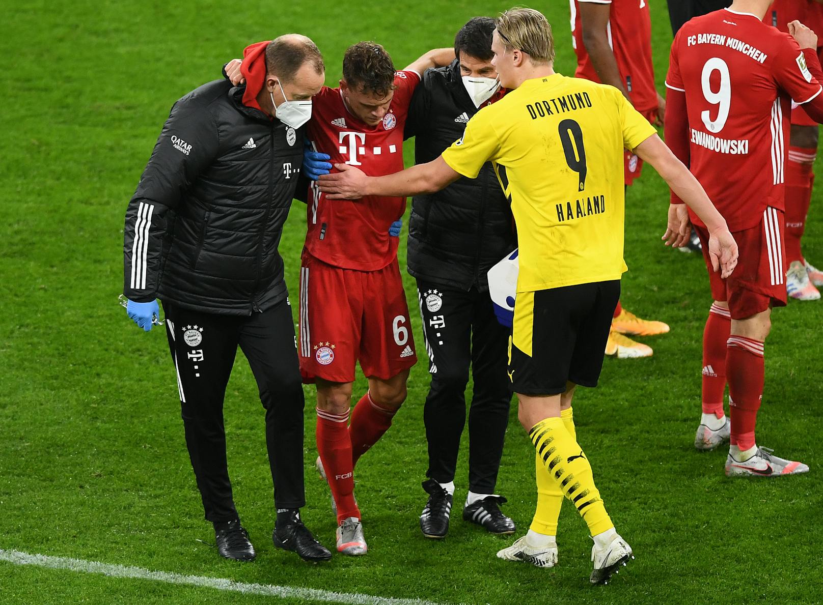 Bayern-Star Kimmich wird verletzt vom Platz getragen.