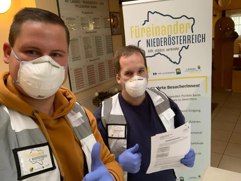 Die ehrenamtlichen Helfer Benjamin Steyrer und Rene Lengauer  helfen im Pflegeheim Mank aus.