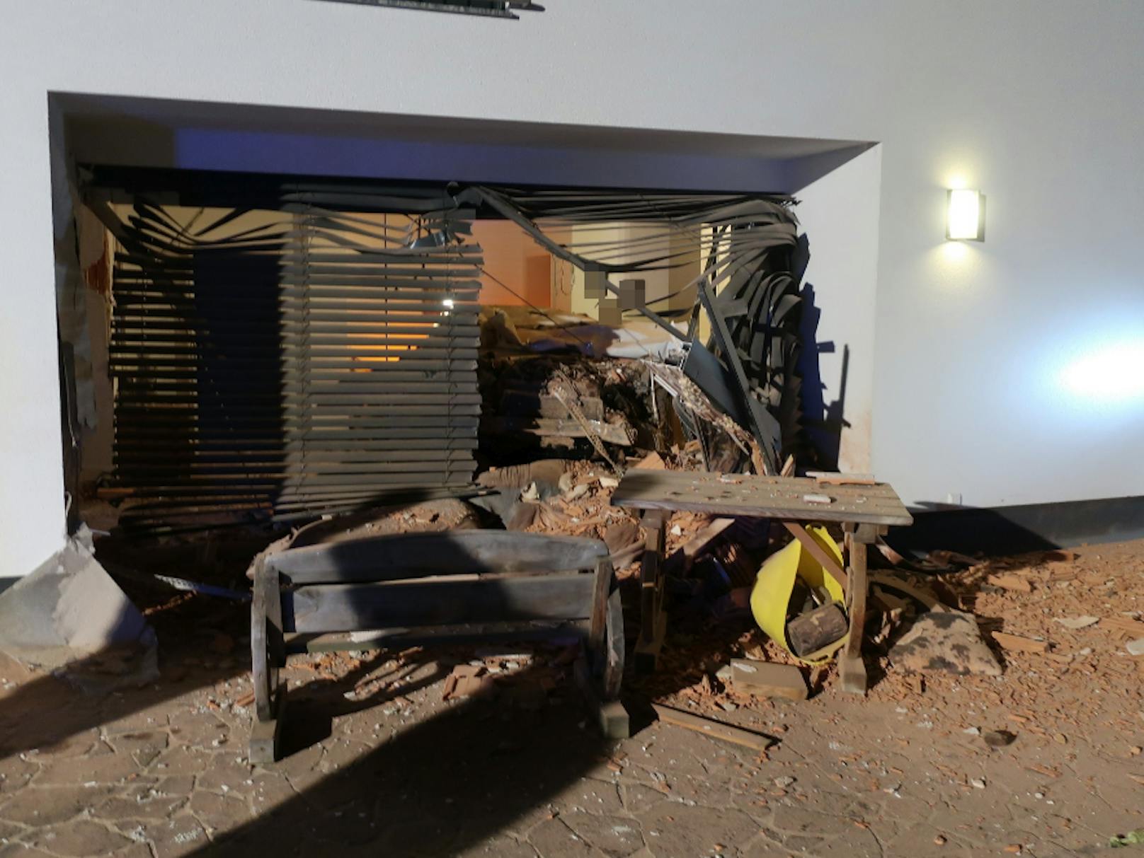 Der Pkw durchbrach die Außenwand des Einfamilienhauses und landete im Wohnzimmer.