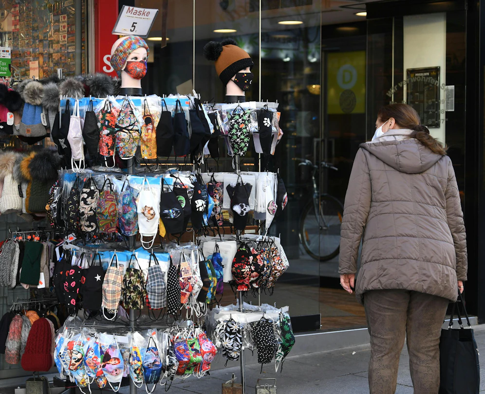 Eine Person betrachtet Schutzmasken aufgenommen am Freitag, 6. November 2020, in der Wiener Innenstadt. 