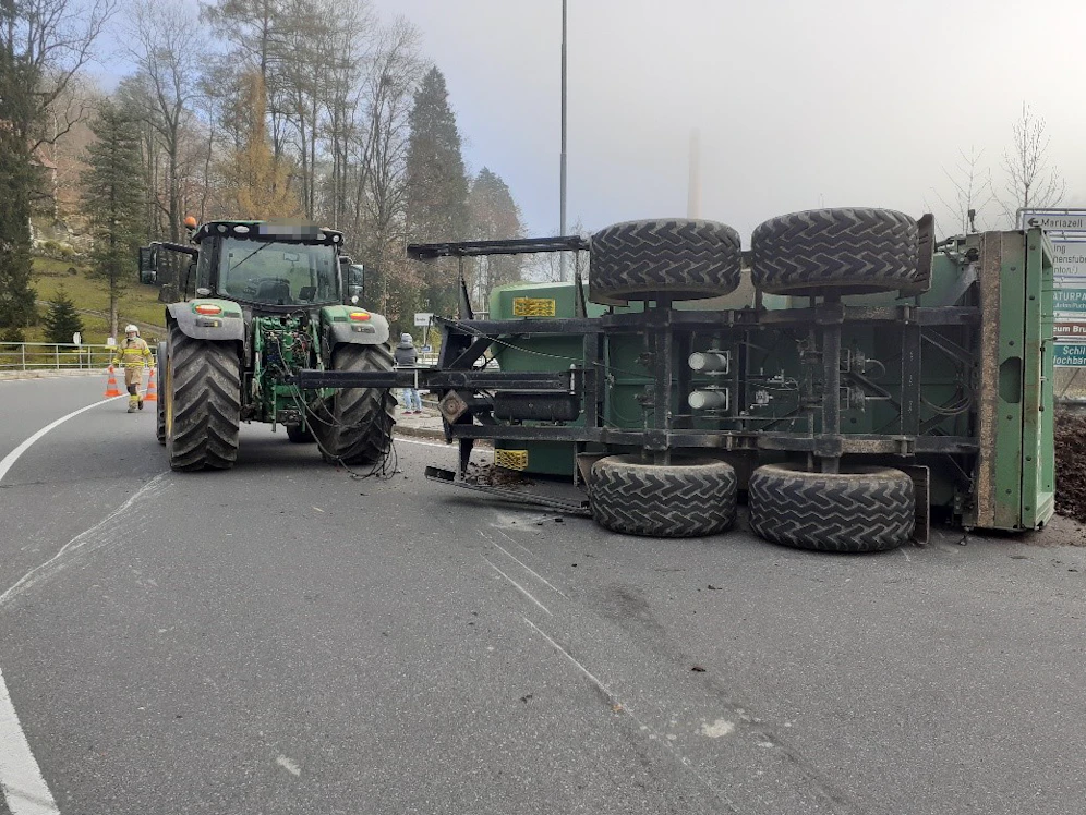 Traktoranhänger kippte um - überall Mist....