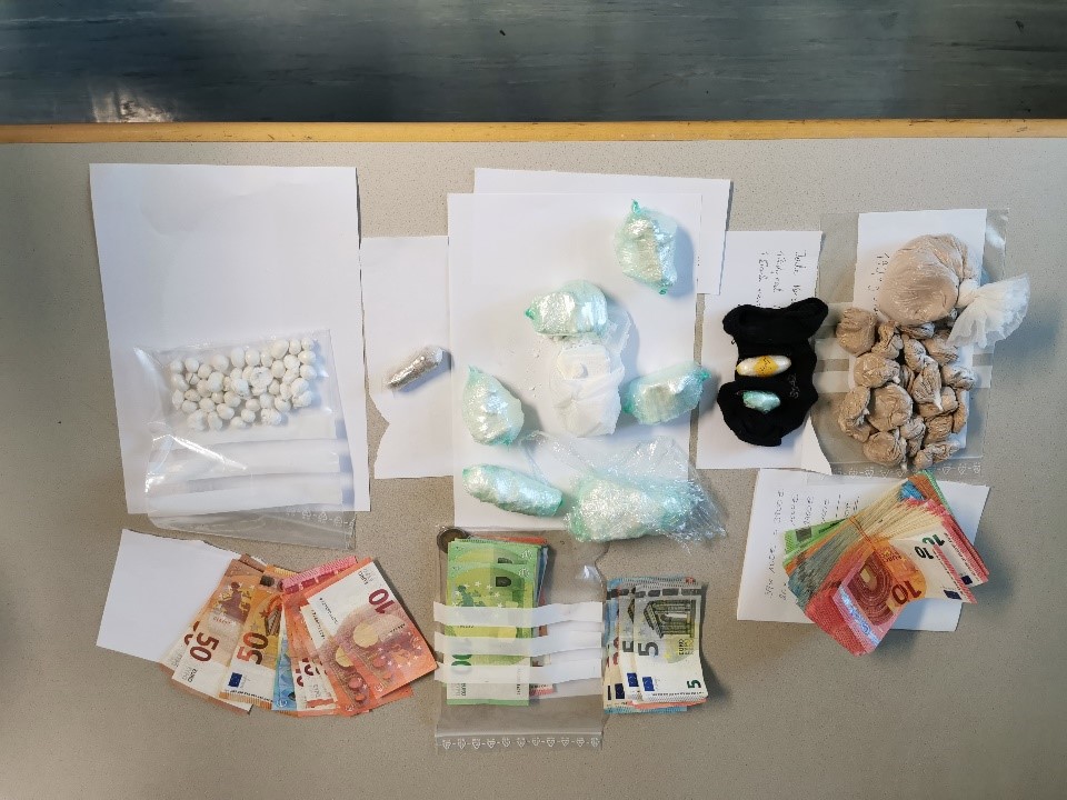 Die Polizei stellte die Drogen und das Geld sicher.