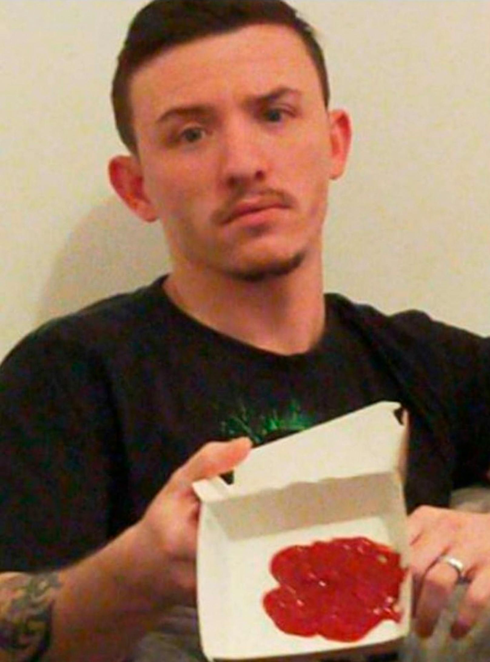 Als Lewis die Burger-Schachtel öffnete, erlebte er eine böse Überraschung: darin war nur Ketchup