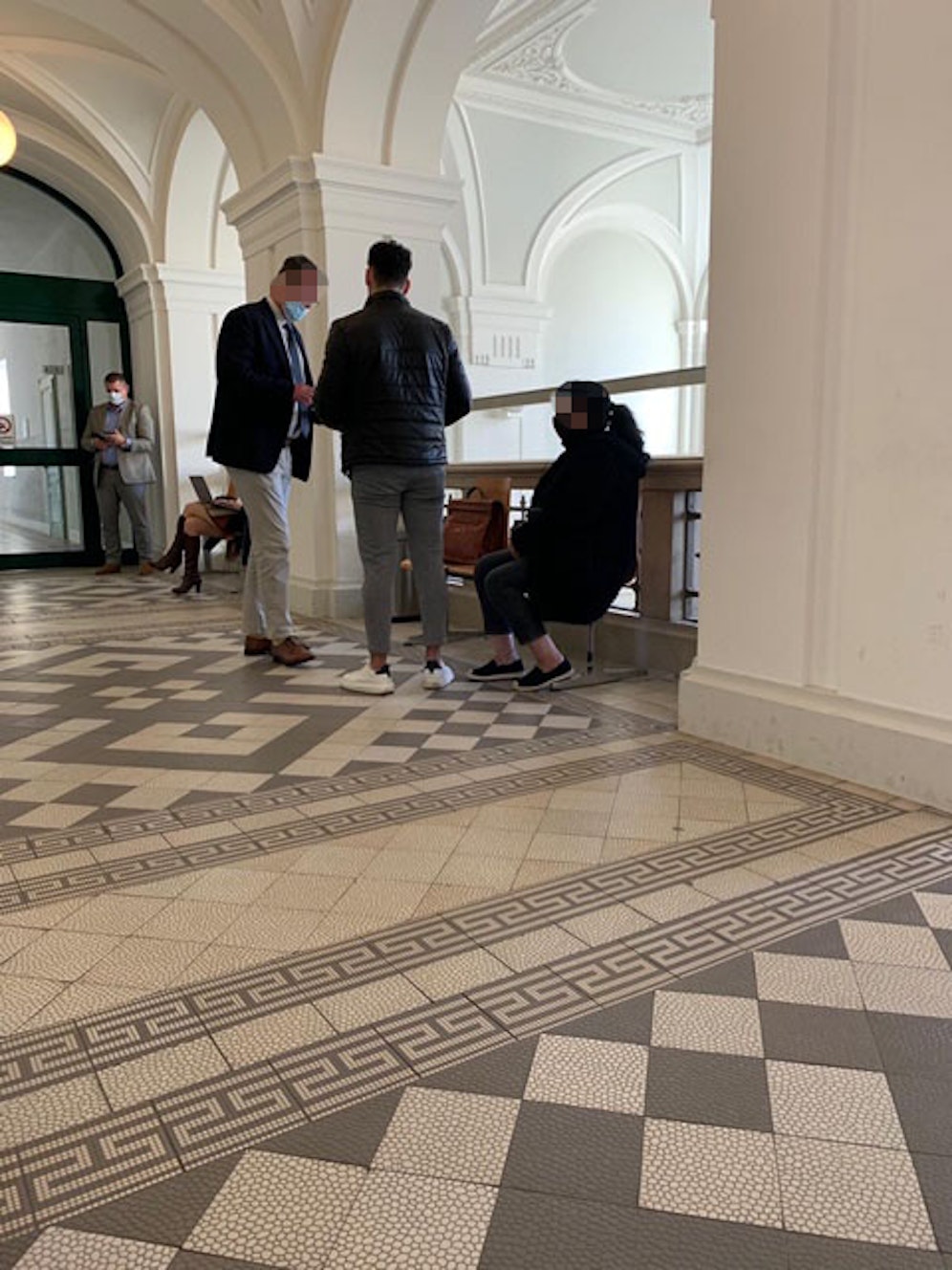 Angeklagter (weiße Schuhe) vor Gericht