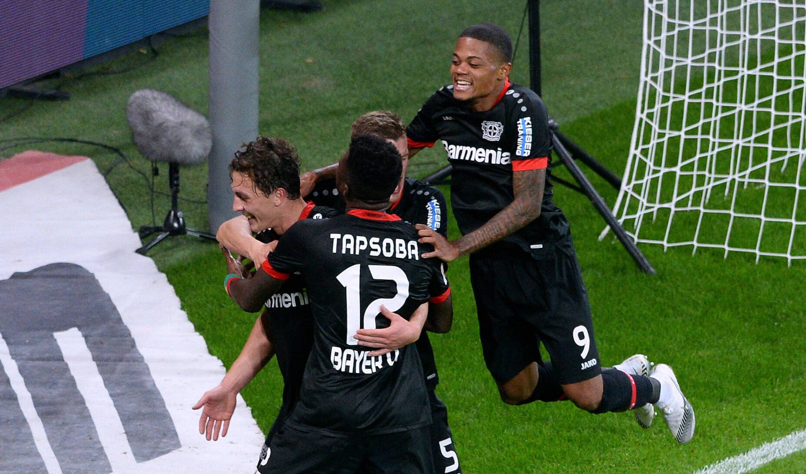 Julian Baumgartlinger (l.) trifft bei Leverkusens 4:3 gegen Gladbach