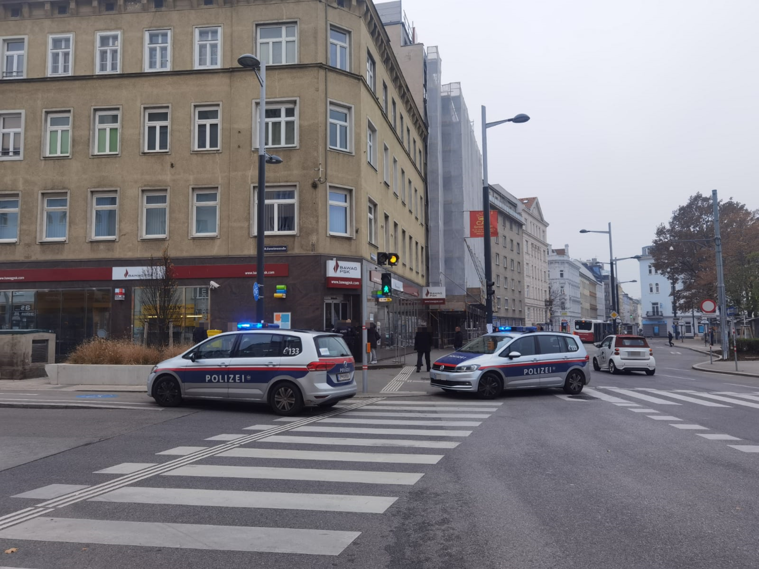 Die Polizei rückte zu dieser Bankfiliale aus.