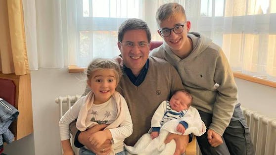 Sohn Maximilian (14), Töchterchen Anna Maria (3) und Rabl mit dem neuen Familienmitglied Peter.