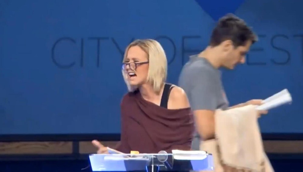 Paula White sorgt mit ihrem Auftritt für Kopfschütteln und Lacher.