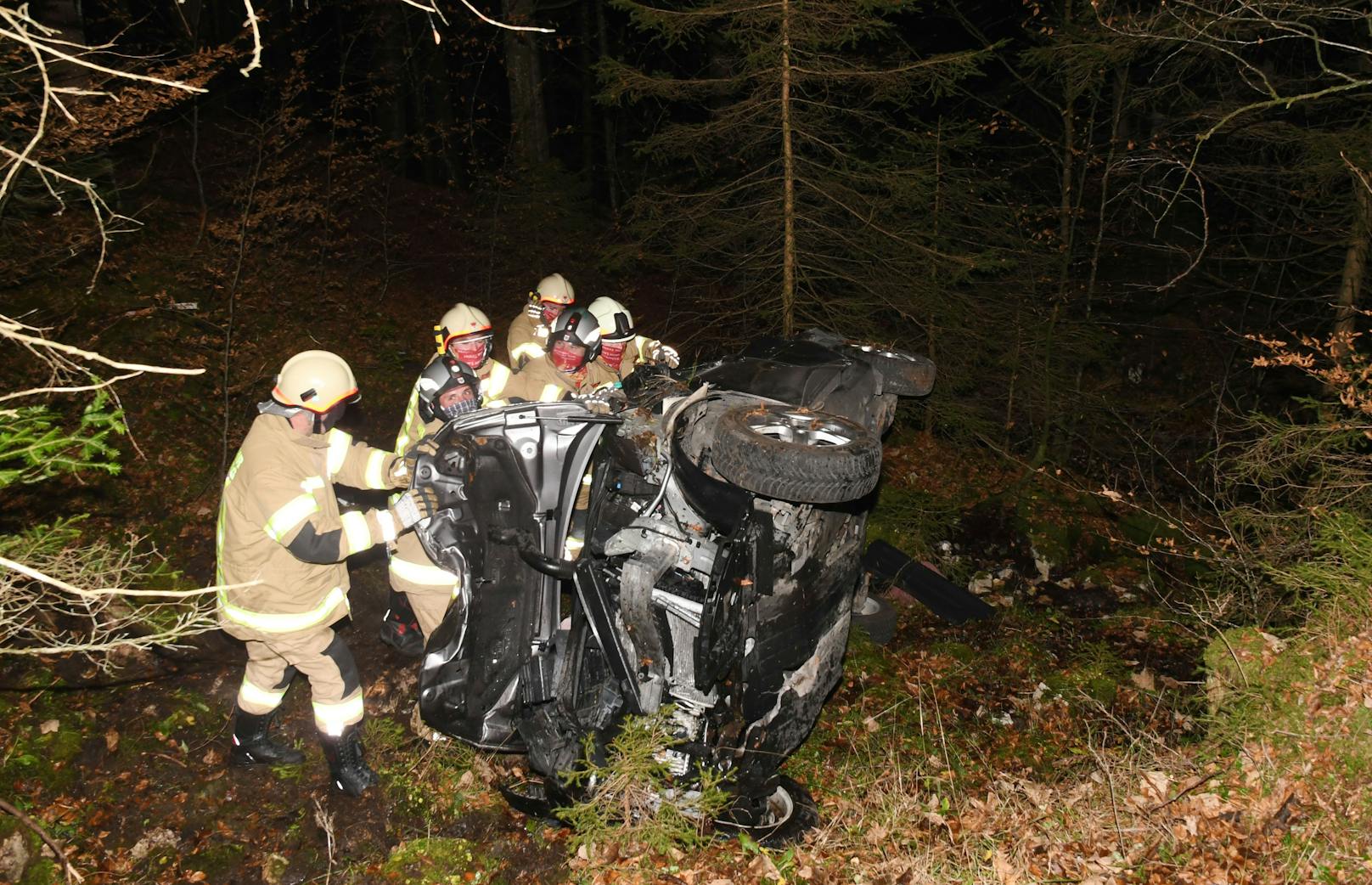Die Feuerwehr befreite die 18-jährige Autofahrerin nach dem Unfall aus dem Wrack