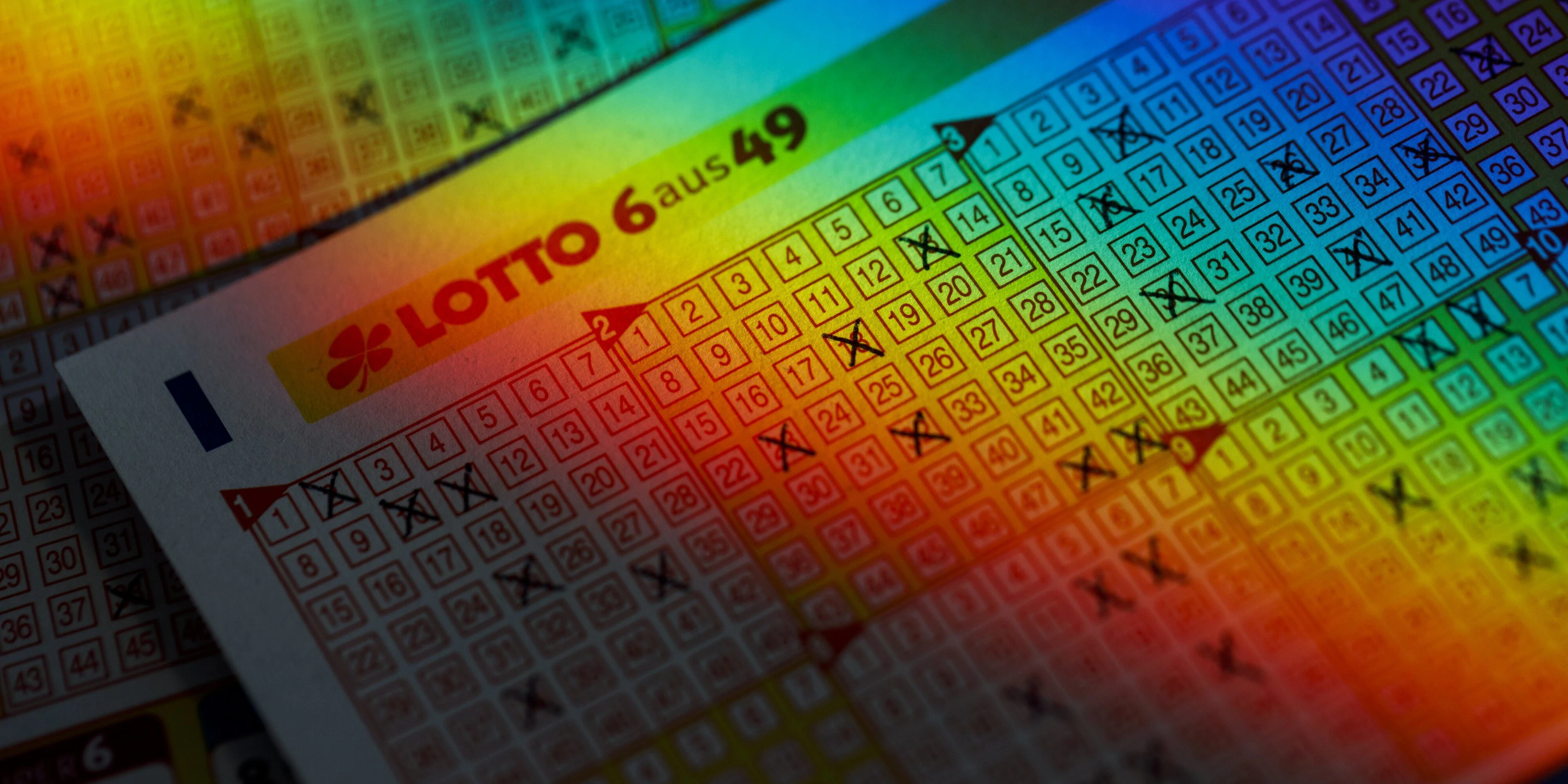 Ausgefüllte Lottoscheine des deutschen Lottos 6aus49 auf einer Tischplatte
