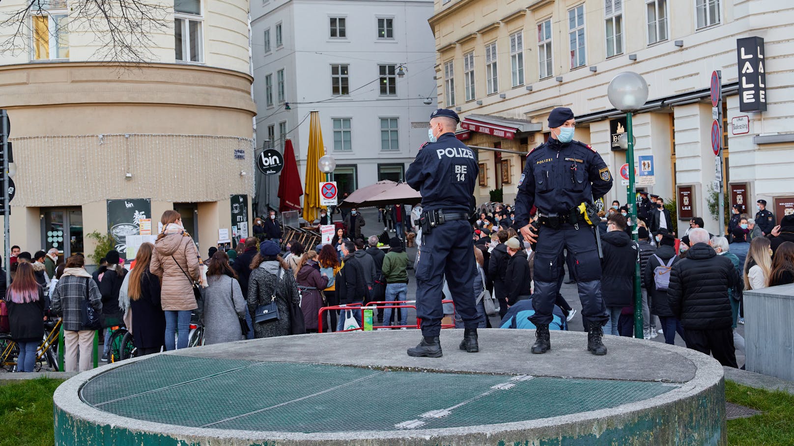 Menschen gedenken der Opfer am Schwedenplatz.
