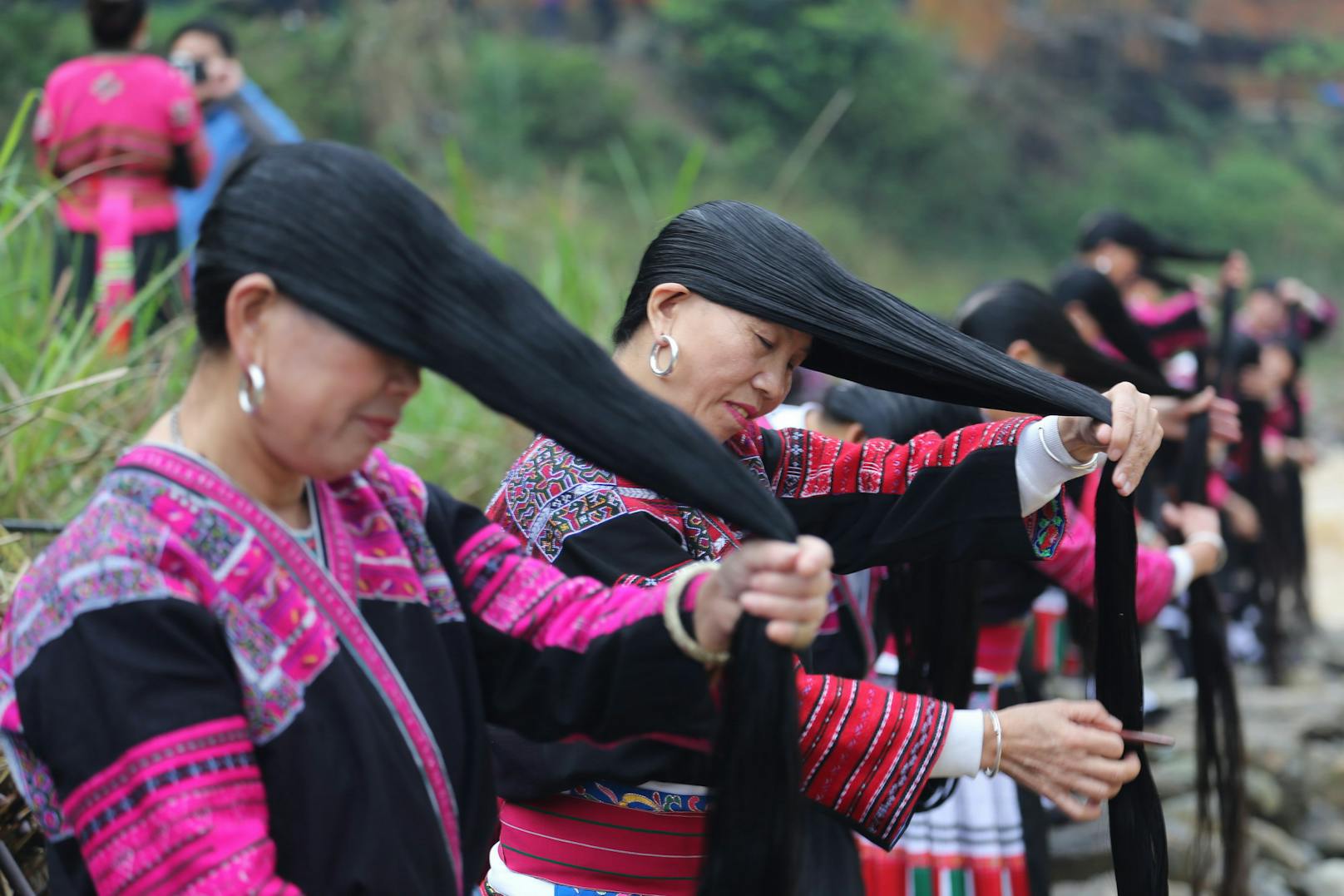 Frauen aus dem Dorf "Huangluo" mit ihren Rekord-Haaren. 