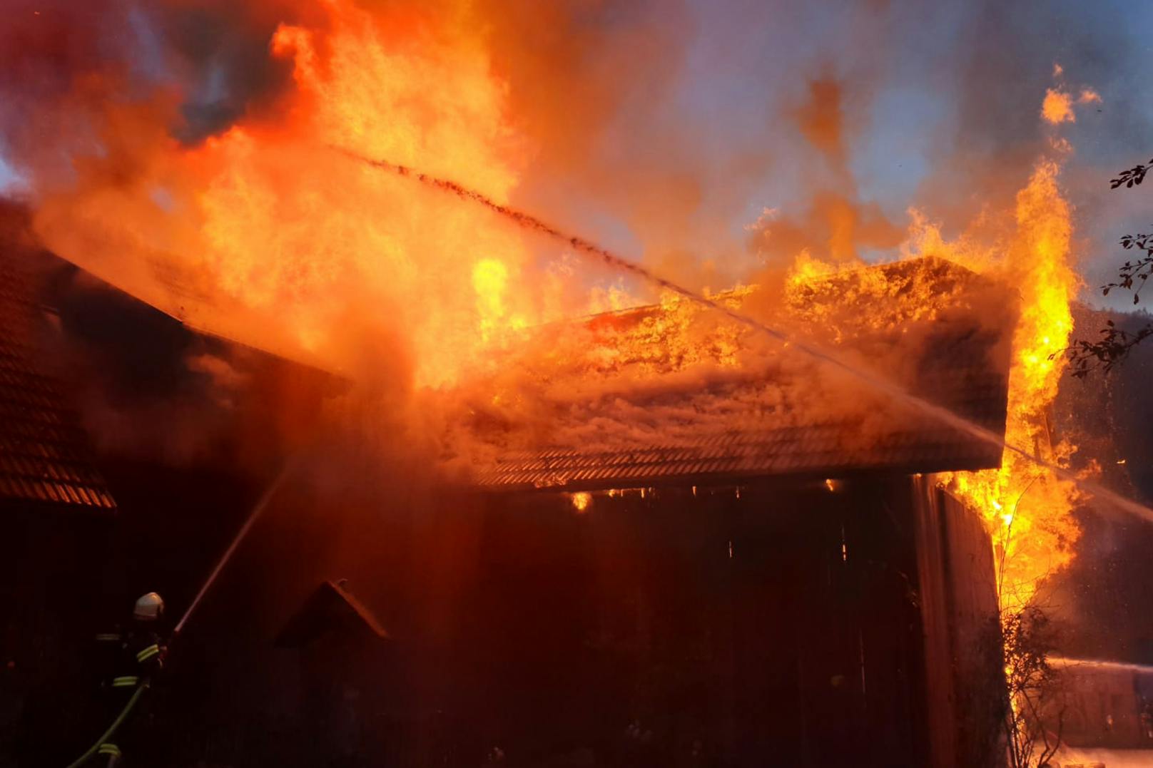 11 Feuerwehren bekämpfen Brand auf Bauernhof