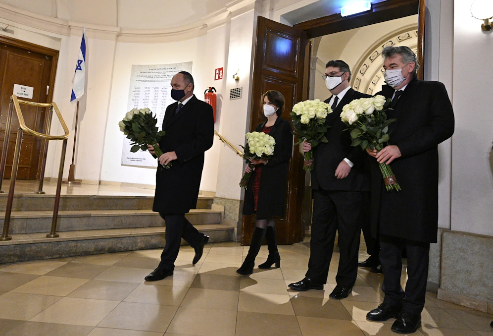 Am Montag fand eine Gedenkveranstaltung in einer Synagoge statt. V.l.n.r.: Nationalratspräsident Wolfgang Sobotka, Verfassungsminsiterin Karoline Edtstadler,  Präsident der Israelitischen Kultusgemeinde Oskar Deutsch und Vizekanzler Wener Kogler.