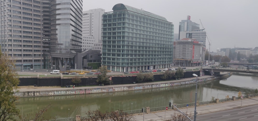 Die einst bunten Wände am Donaukanal sind jetzt schwarz.