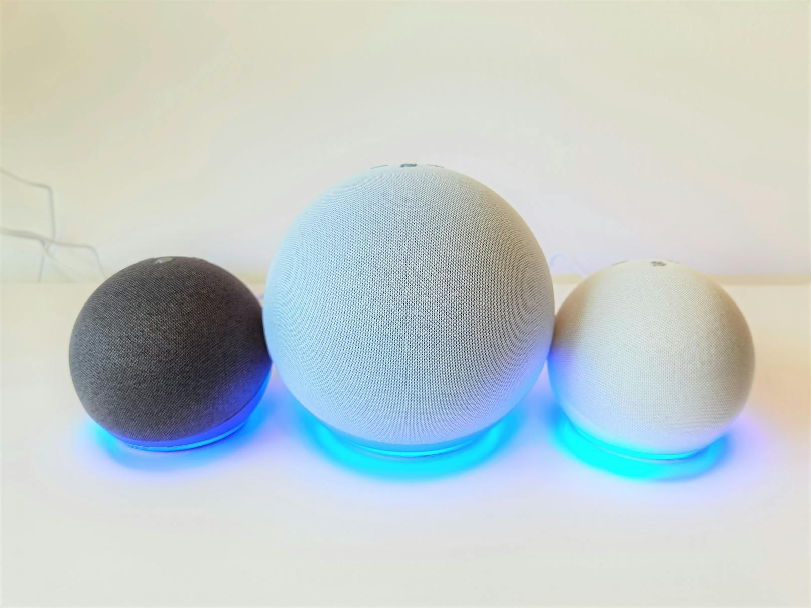 Amazon hat alle drei seiner Echo-Speaker, den Echo, den Echo Dot und neu den Echo Dot mit LED-Anzeige im 2020er-Look auf den Markt gebracht.