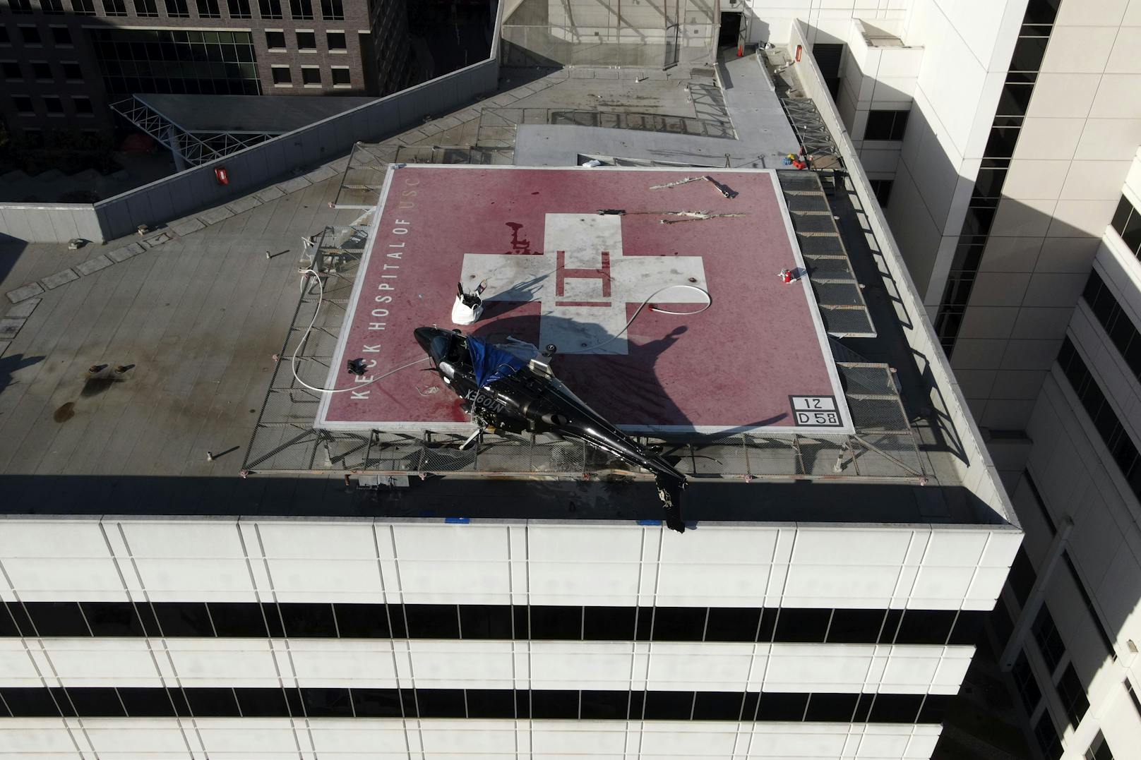 Die Absturzstelle am Dach des Keck Medical Centers in Los Angeles am Tag nach dem dramatischen Unglück (7. November 2020)