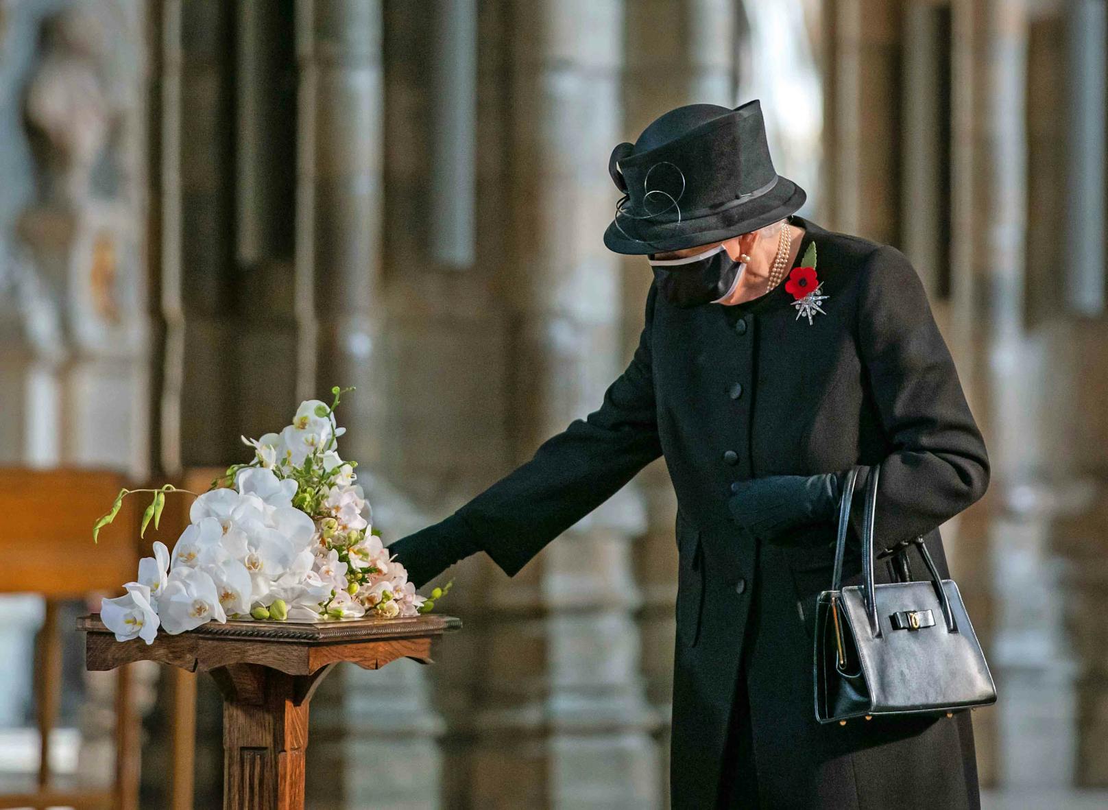 In der Westminster Abbey trat sie an die Gedenkstätte eines unbekannten Soldaten.