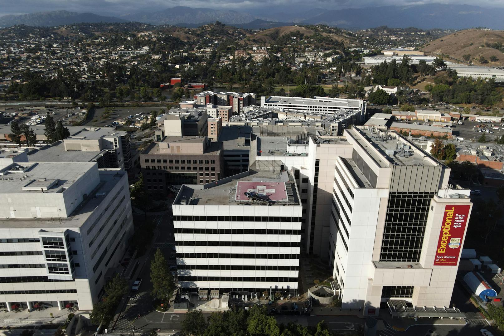 Die Absturzstelle am Dach des Keck Medical Centers in Los Angeles am Tag nach dem dramatischen Unglück (7. November 2020)