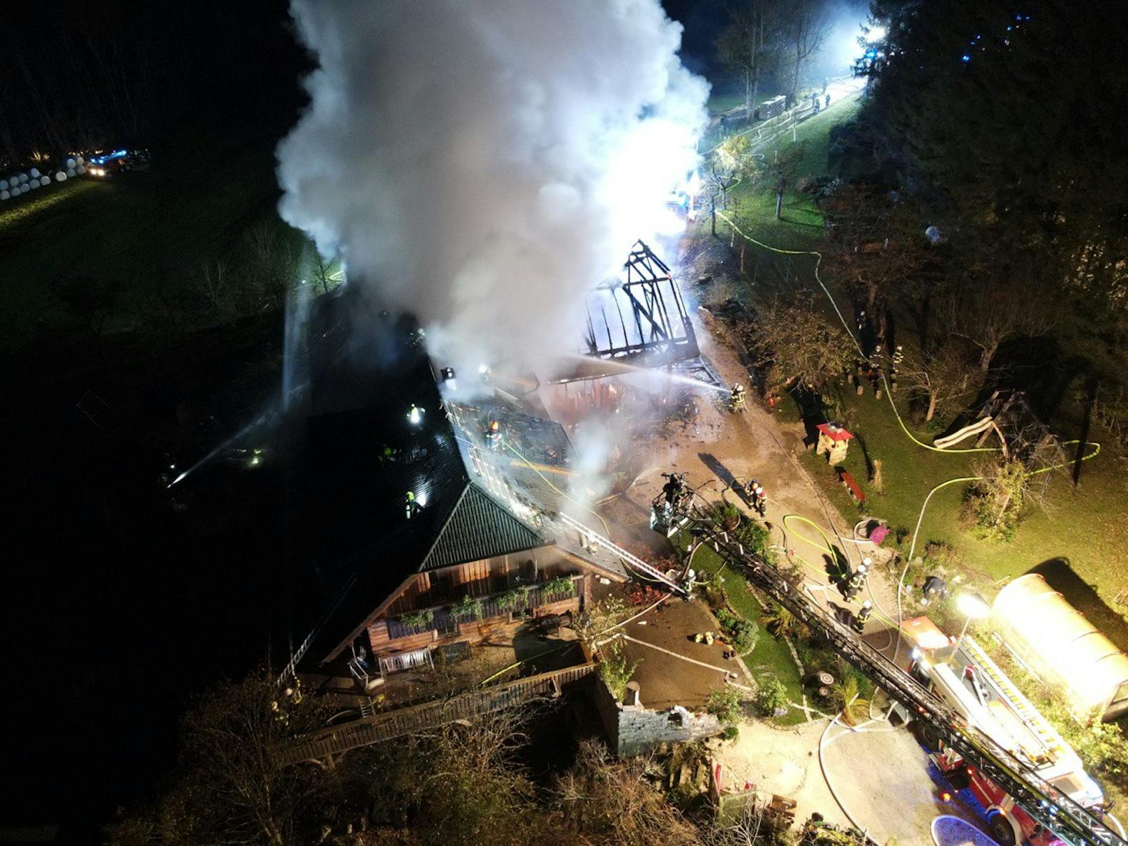 Das Gebäude stand in Vollbrand.