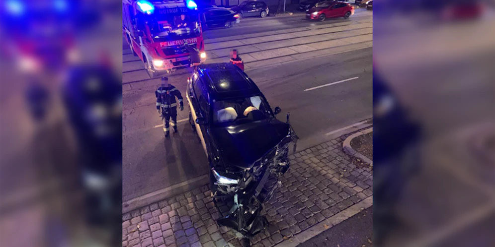Dieser BMW-Fahrer hatte es wohl eilig, in die Garage zu kommen.