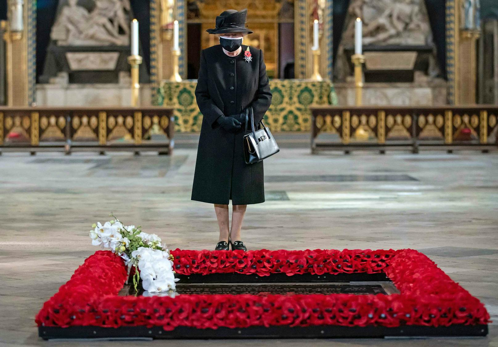 <strong>Queen Elizabeth II.</strong> am Grabmal des unbekannten Soldaten.