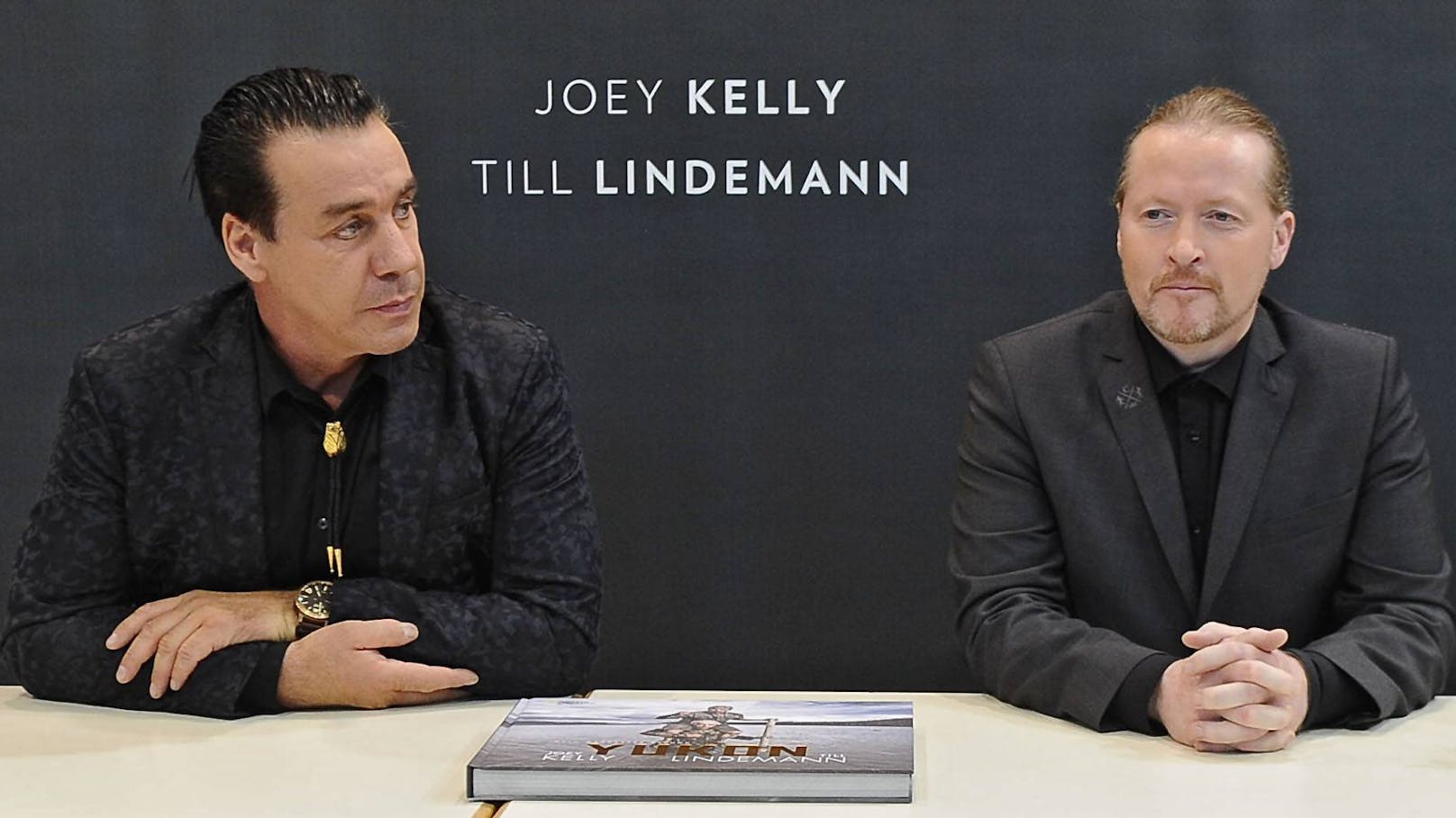 <strong>Till Lindemann </strong>(li.) und <strong>Joey Kelly</strong> verbindet eine Freundschaft und Abenteuerlust. Doch beim gemeinsamen Amazonas-Urlaub geriet Kelly nicht nur in schmerzvolle, sondern auch lebensgefährliche Situationen.