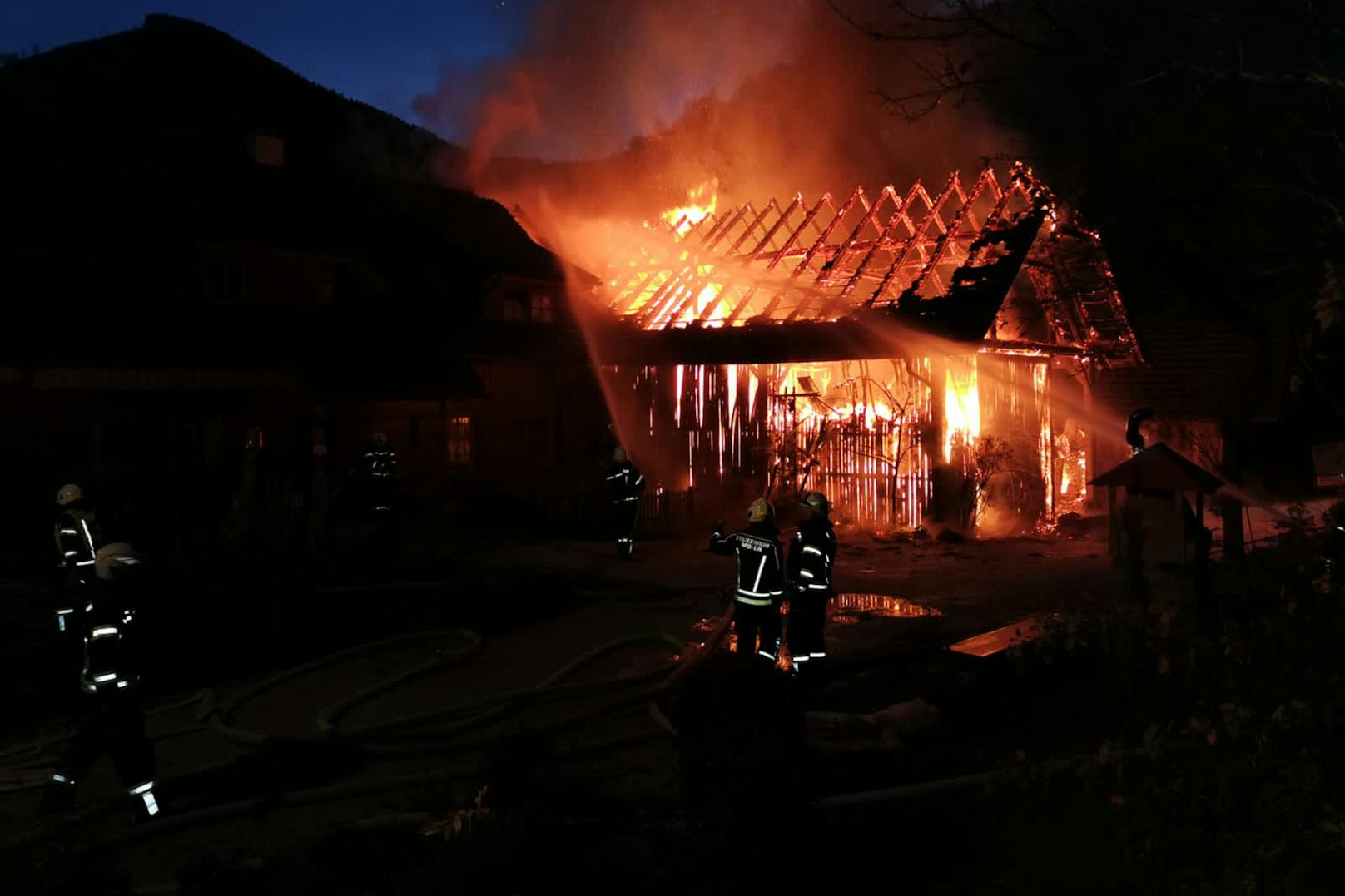 Das Gebäude stand in Vollbrand.