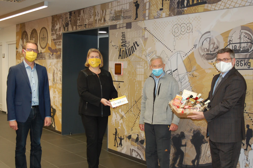  Mariazellerbahn Dienststellenleiter Anton Hackner, NB- Geschäftsführerin Barbara Komarek und Mobilitätslandesrat Ludwig Schleritzko gratulierten dem 10-millionsten Fahrgast Max Kitzler (2.v.r.)