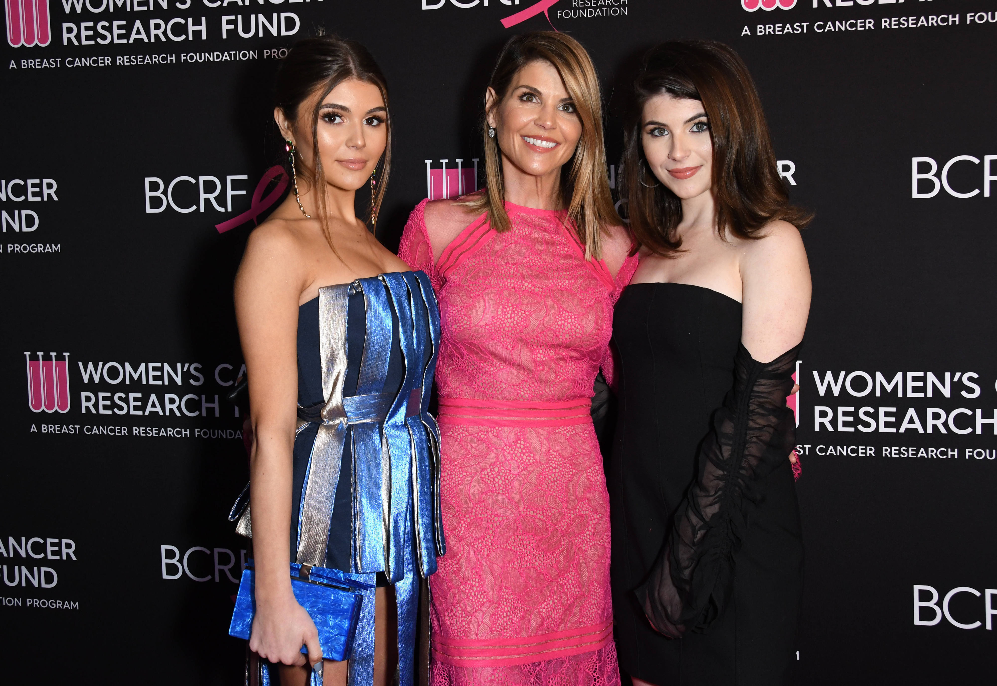 Die inhaftierte Schauspielerin <strong>Lori Loughlin</strong> (Mitte) hofft, wegen einer Sonderregelung Weihnachten mit ihren Töchtern <strong>Olivia Jade</strong>(li.) und <strong>Isabella Giannulli</strong> verbringen zu dürfen.