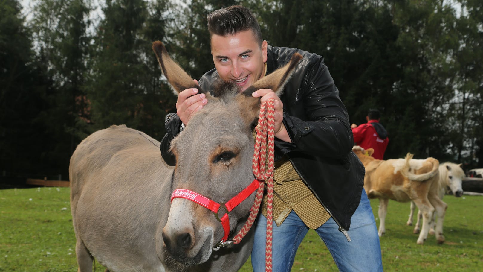 Der Volks-Rock'n'Roller liebt Tiere, hier auf dem Gnadenhof "Gut Aiderbichl"